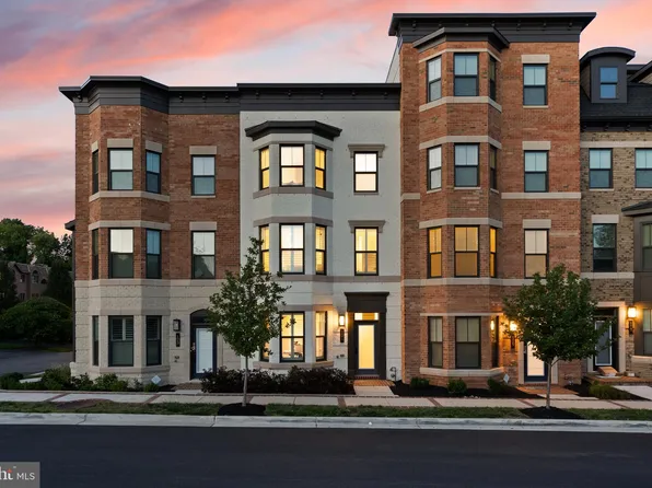 121 Pleasant St NW Unit 2, Vienna, VA 22181