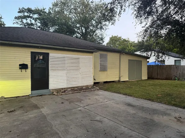 504 19th Ave N, Texas City, TX 77590