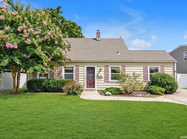 5 Anvil Lane, Levittown, NY 11756