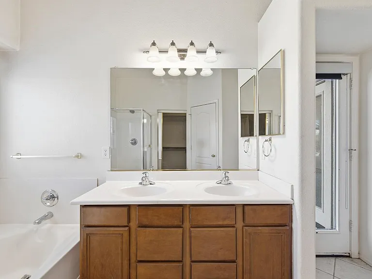 8205 S 45th Ln — Photo 5