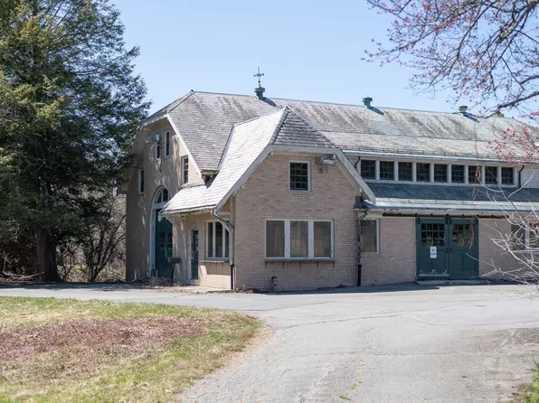 135 Wellesley St, Weston, MA 02493