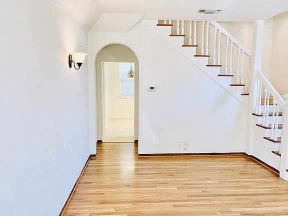 3rd image of 7915 Oakwood Ave
