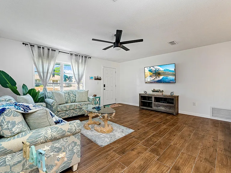 2549 Clarendon Ave — Photo 3