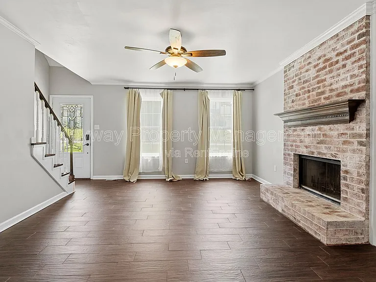 329 Lamplighter Ln — Photo 2