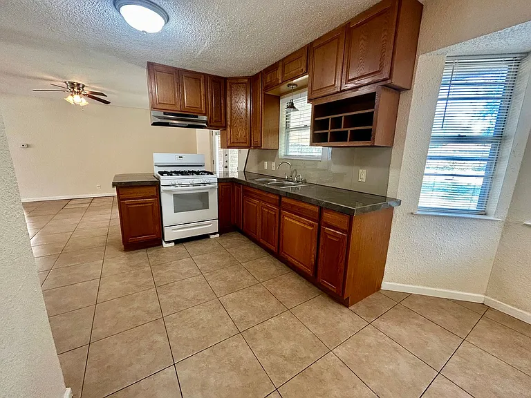 5908 Derek Dr — Photo 6