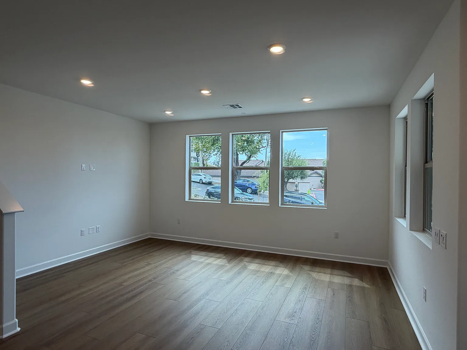 3 bed, 2.5 bath, 1408 sqft, $3,850 — Photo 3