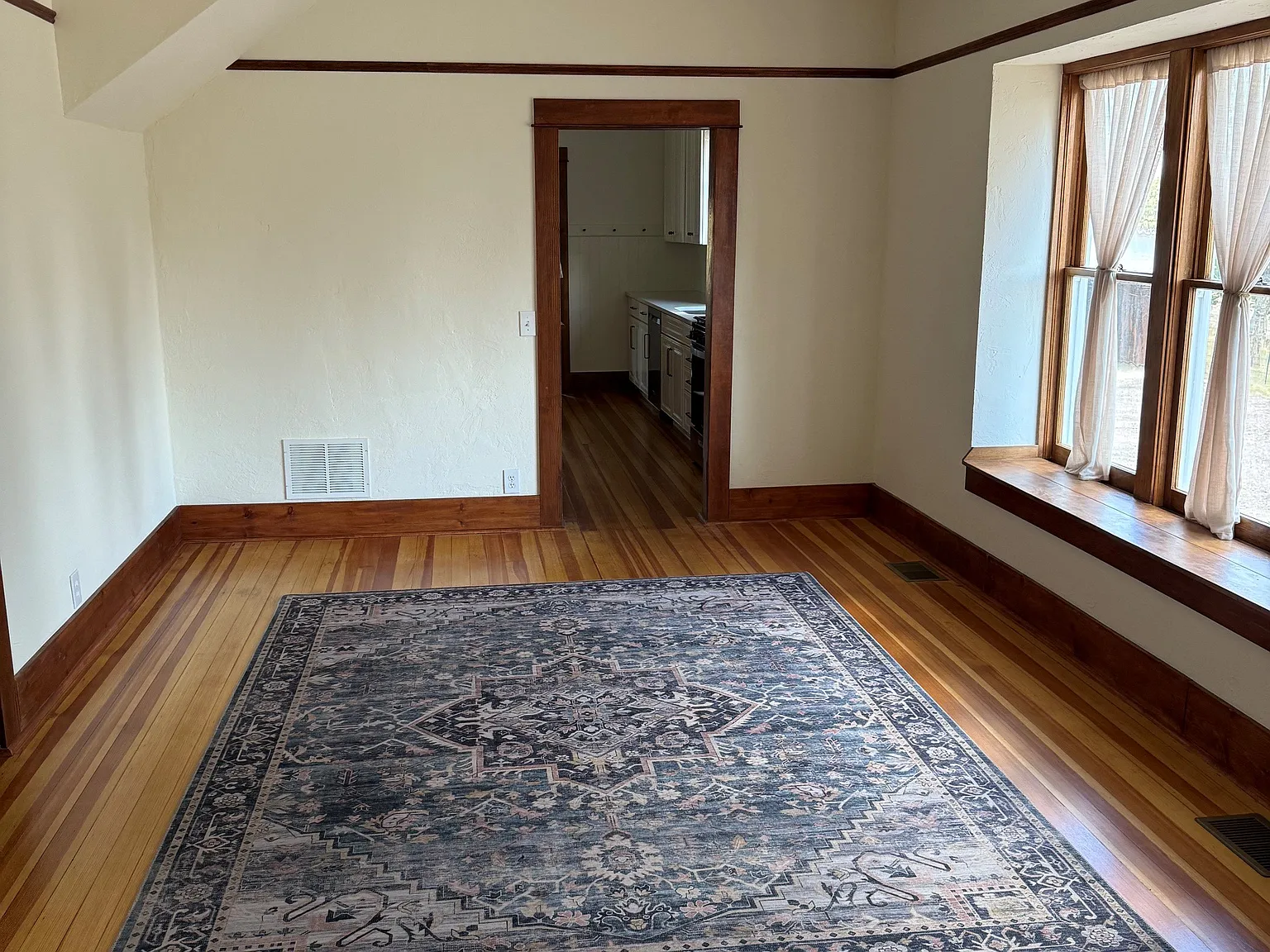 3 bed, 1729 sqft, $2,600 — Photo 3