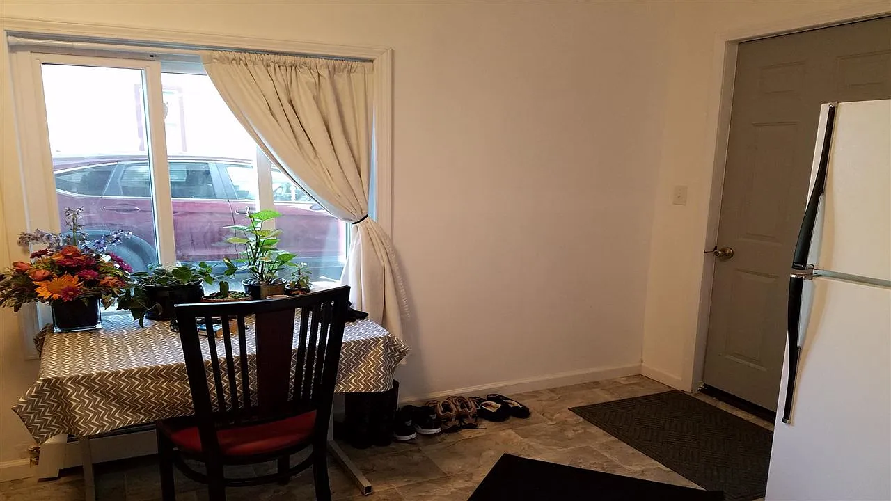 1 bed, 1.0 bath, 700 sqft, $1,300 — Photo 3