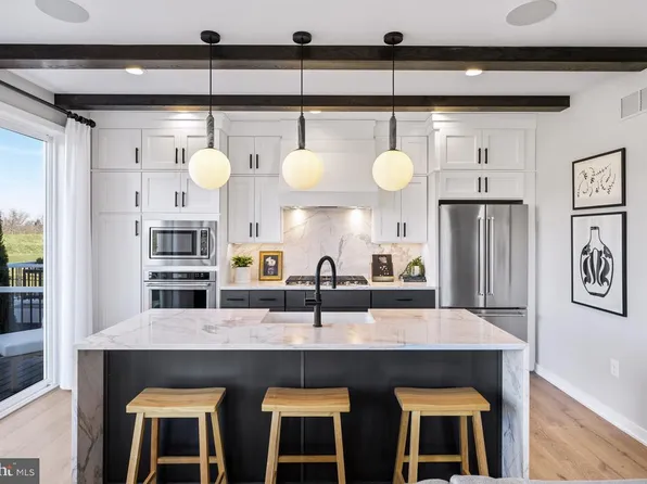 13 Grayson Ln, Downingtown, PA 19335