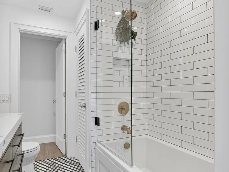135 SE 28th Ct — Photo 37