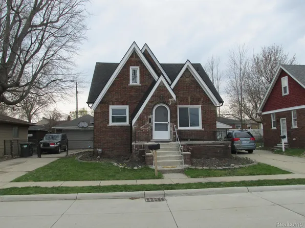 23008 Pleasant St, Saint Clair Shores, MI 48080