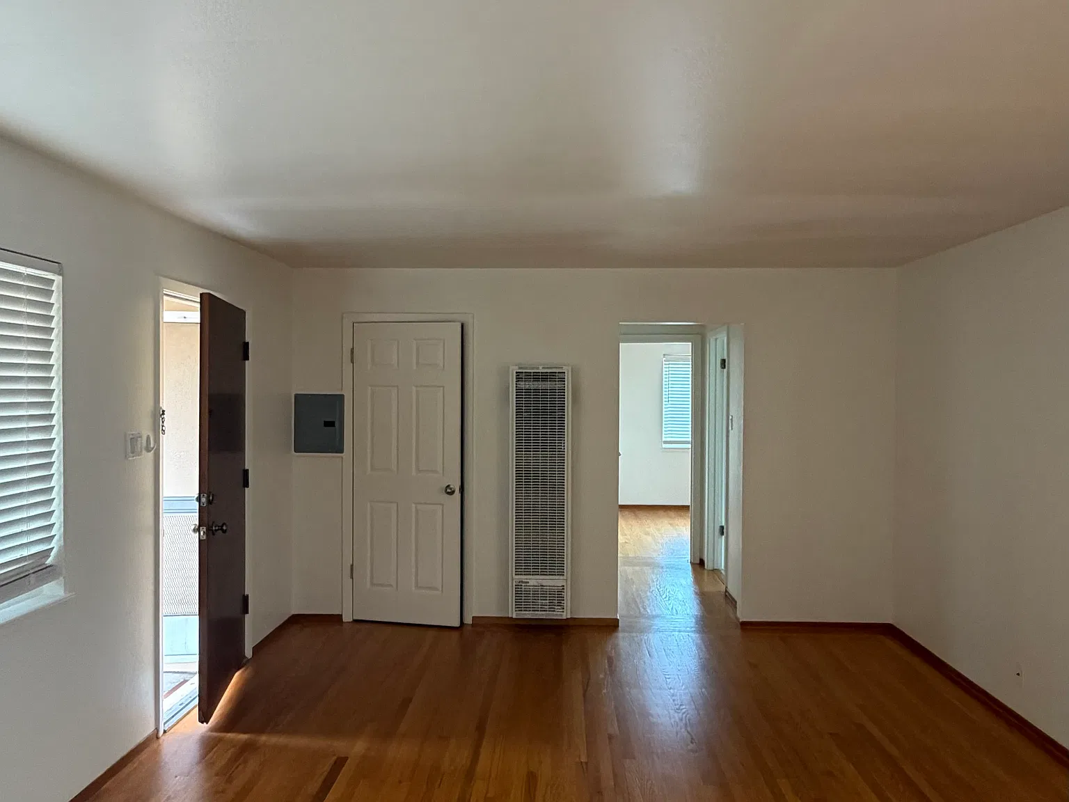 2 bed, 900 sqft, $3,200 — Photo 2