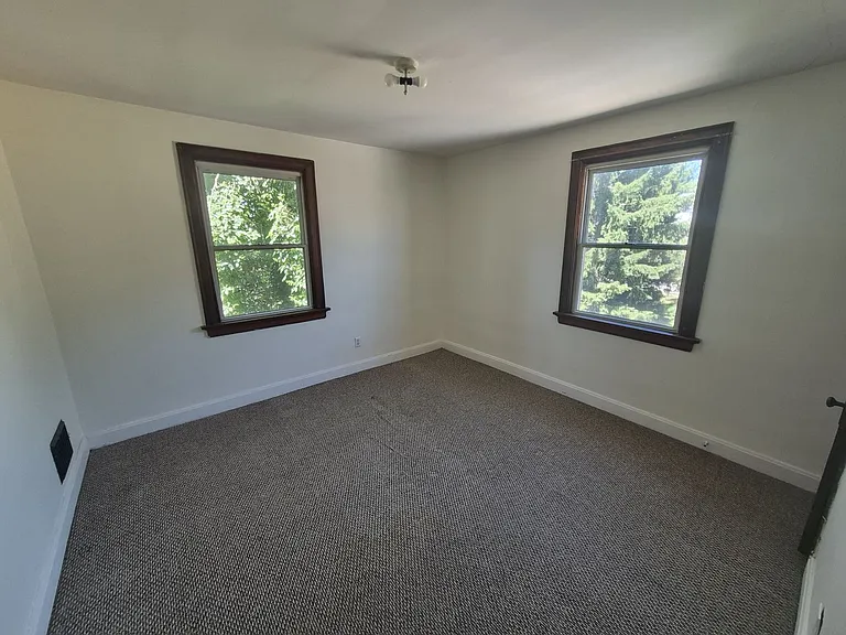 2214 Memorial Pkwy — Photo 8