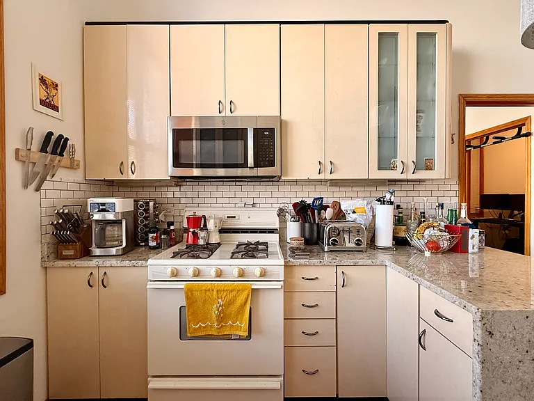 2200 W Chicago Ave #1R — Photo 3