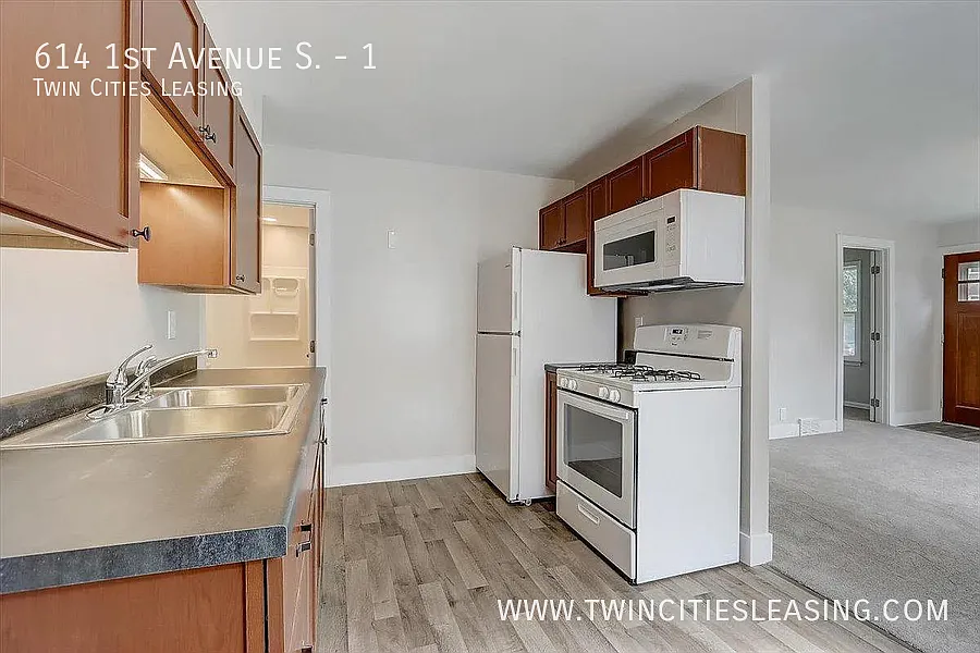 Updated And Clean Duplex - 2 Bedroom 1 Bathroom — Photo 3