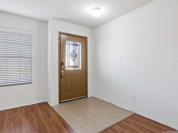 3rd image of 5826 Sherbrooke Oak