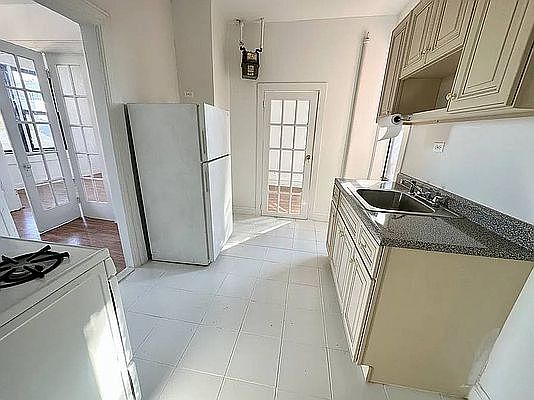 5th image of 268 15th St APT 1R