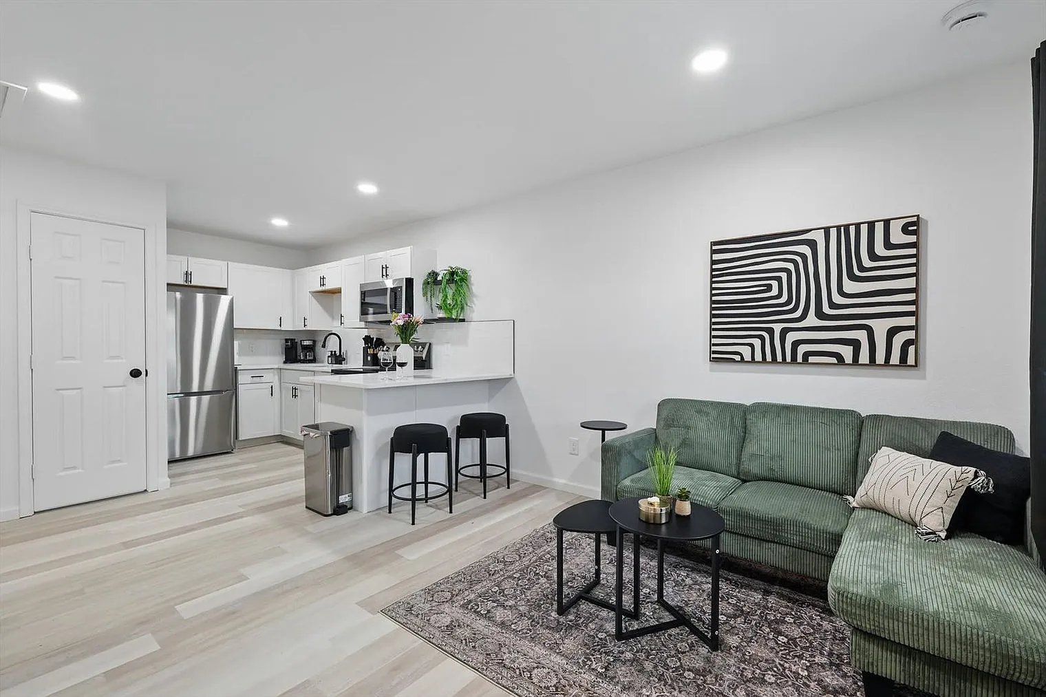 4 bed, 2.0 bath, 1001 sqft, $10,687 — Photo 3