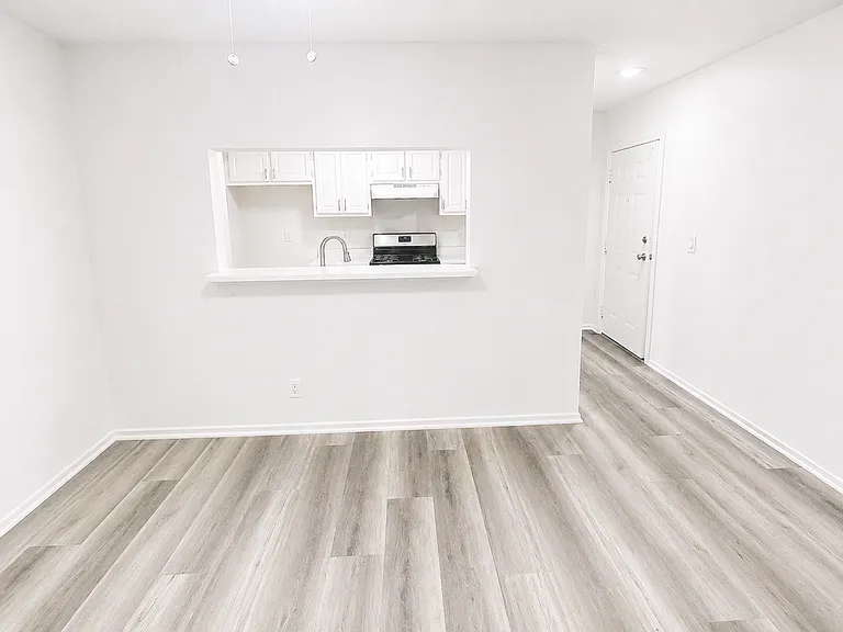 15020 Burbank Blvd — Photo 6