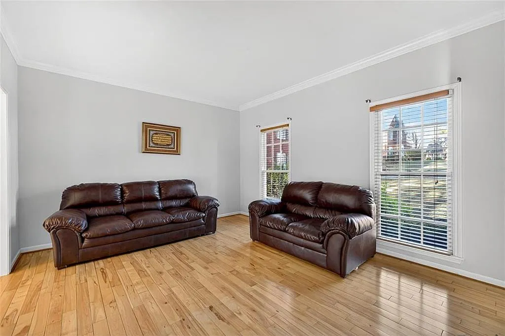 4 bed, 4.0 bath, 2705 sqft, $3,500 — Photo 3