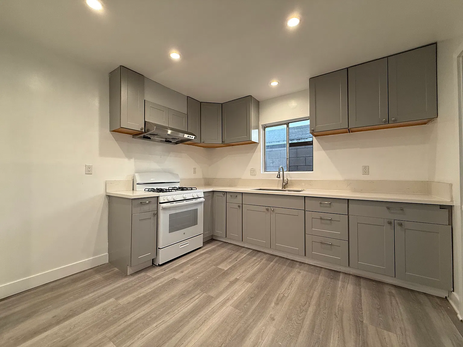 2735 1/2 N Leafdale Ave — Photo 4