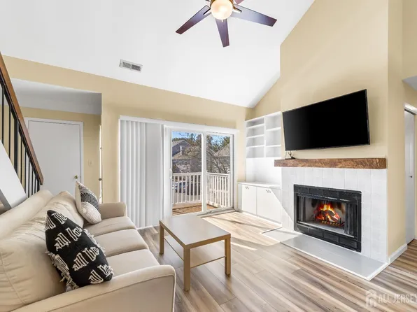 8202 Tamarron Dr, Plainsboro, NJ 08536