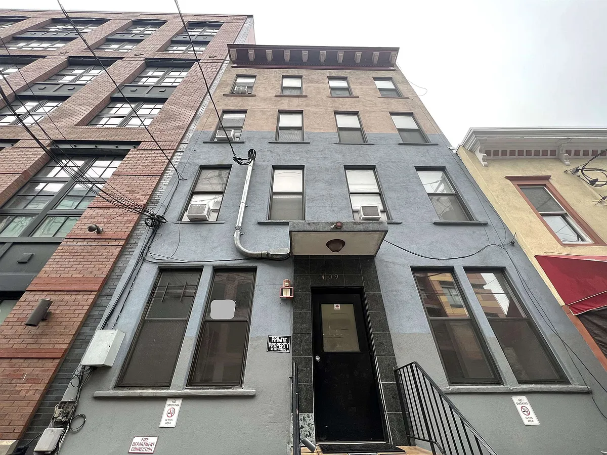 Building Photo - 1409 Grand St #1
