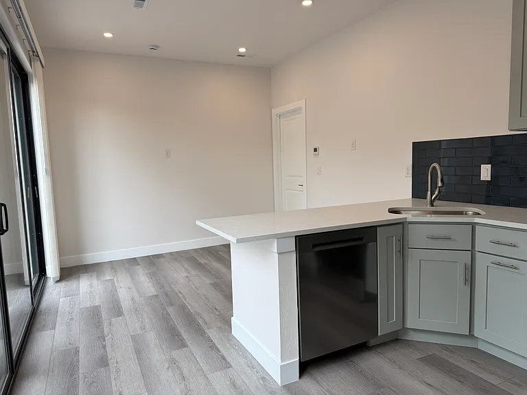 3212 S High St — Photo 5
