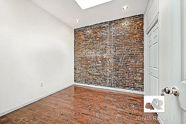 Rented by Jonis Realty | media 10