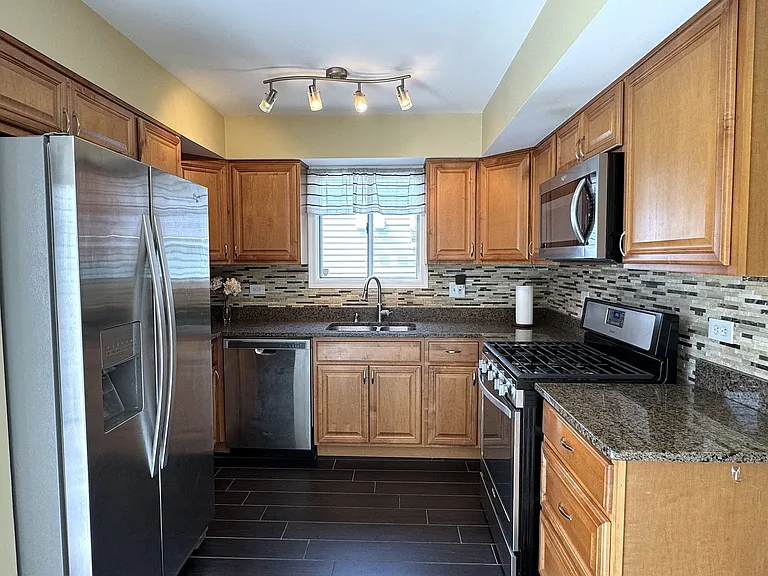 1142 Greensfield Dr — Photo 5