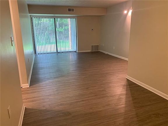 3rd image of 104 Garden Dr APT B