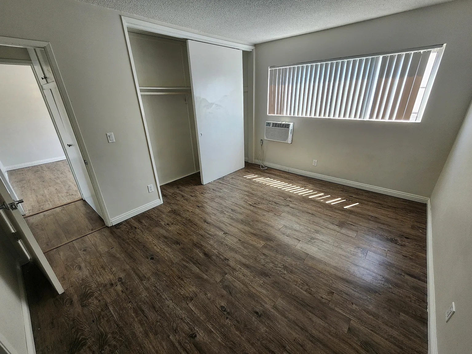 520 E Tujunga Ave — Photo 4