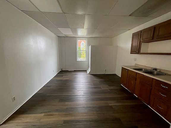 3rd image of 427 W 7th St #4