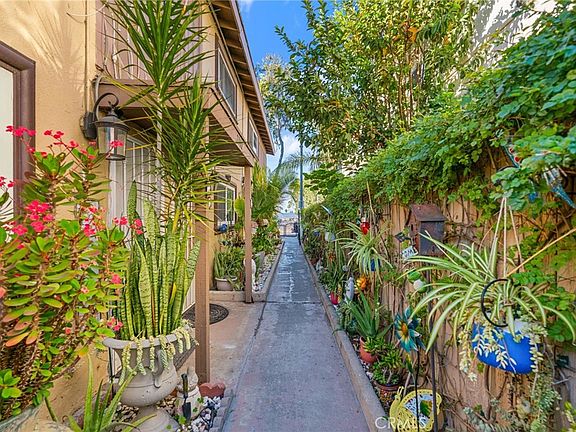 4th image of 2166 W Alameda Ave