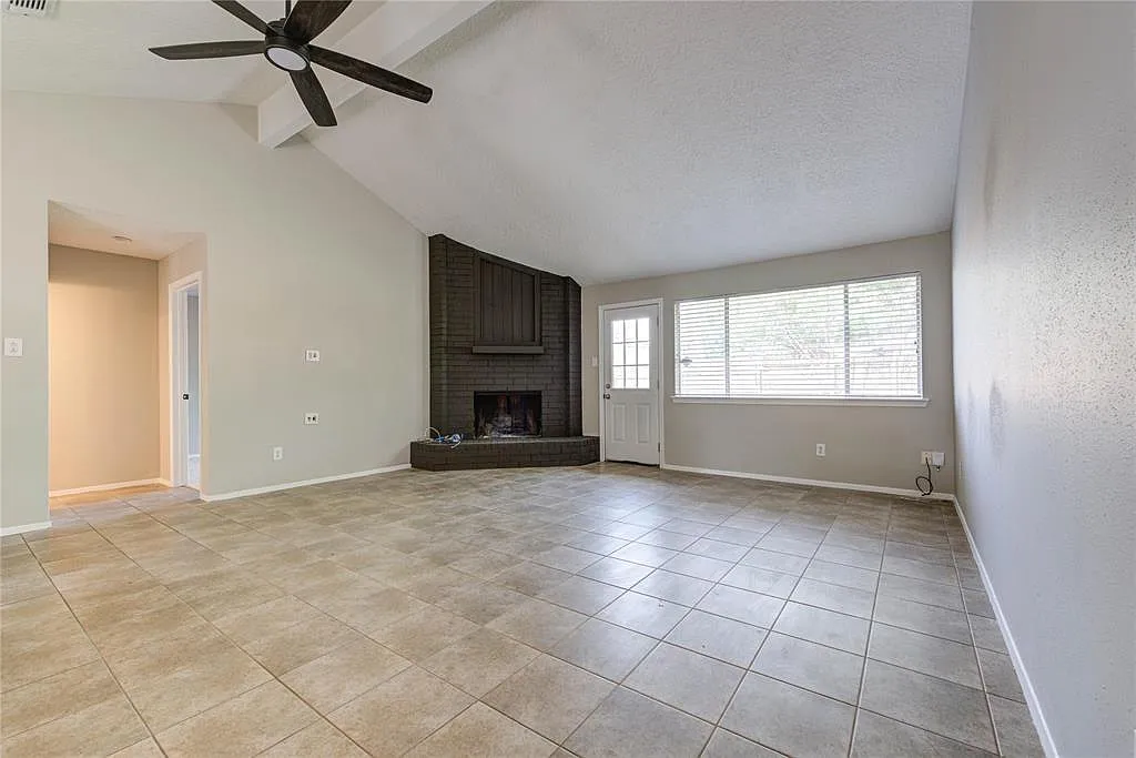 3 bed, 2.0 bath, 1695 sqft, $2,000 — Photo 3
