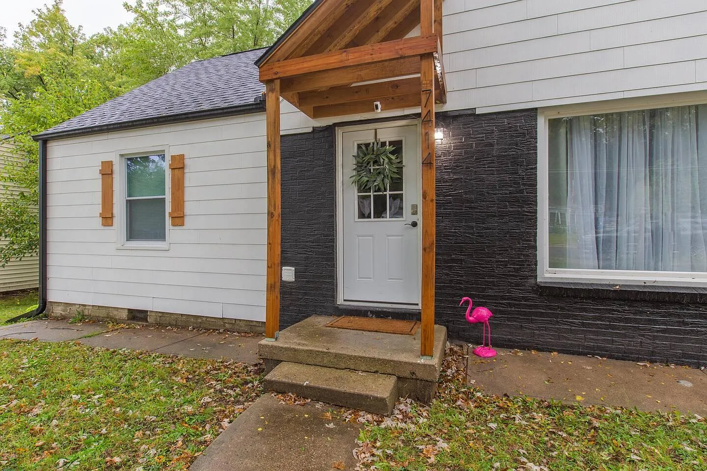 4 bed, 1300 sqft, $2,100 — Photo 2