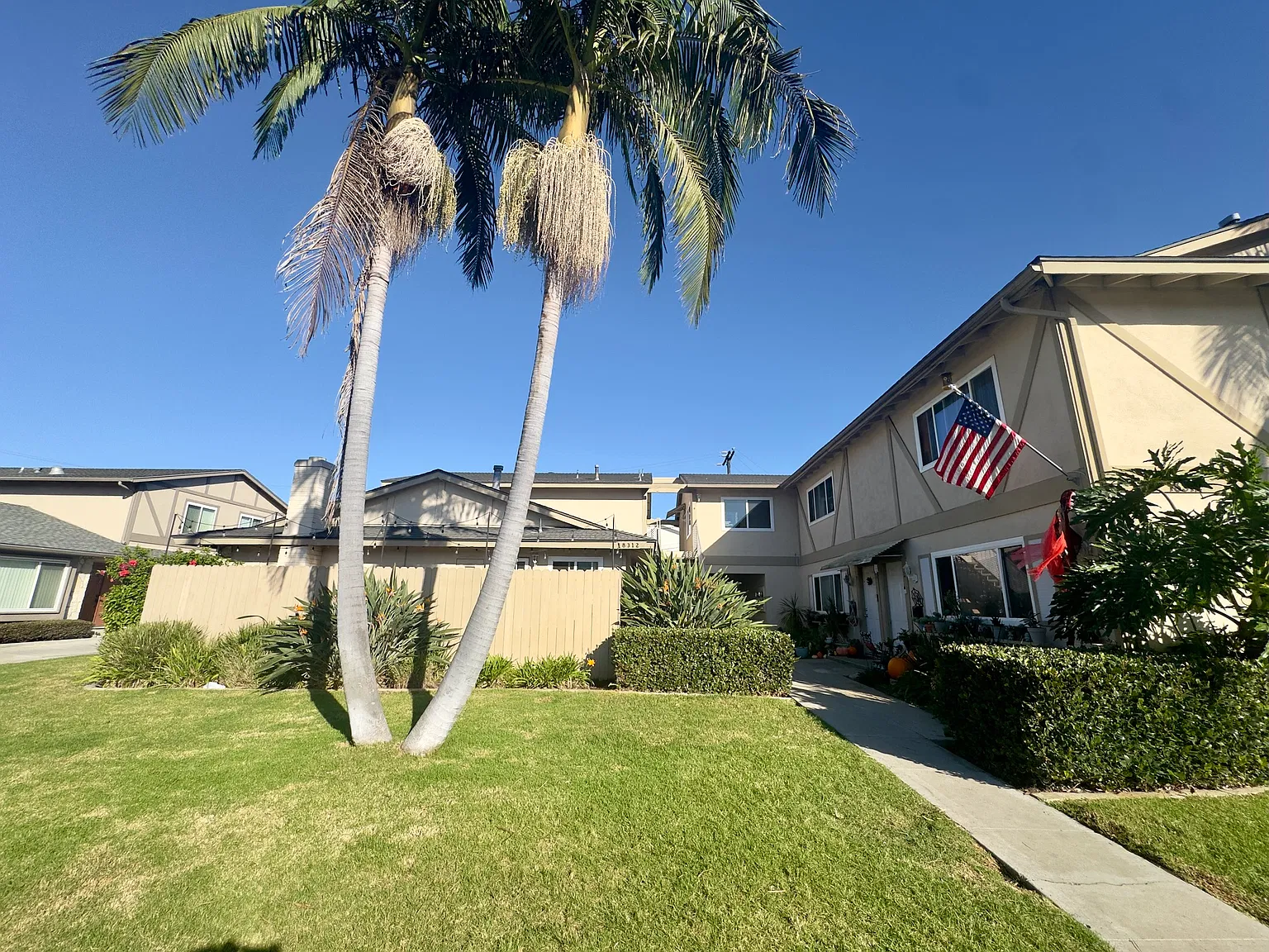 2 bed, 950 sqft, $3,000 — Photo 1