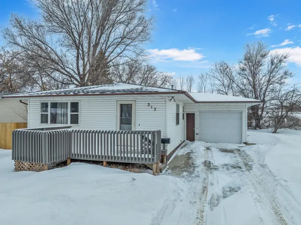 313 25th St NW, Minot, ND 58703