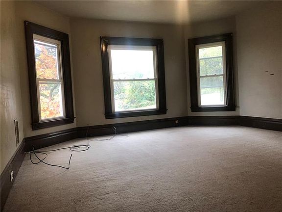 3rd image of 1044 Steubenville Pike