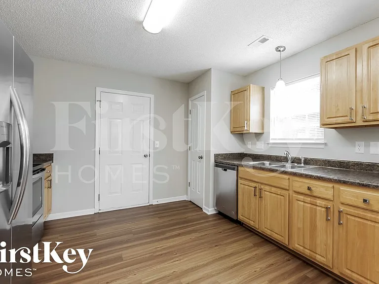 1102 Eastwood Dr — Photo 7