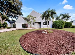 8 Cedar Cir, Boynton Beach, FL 33436