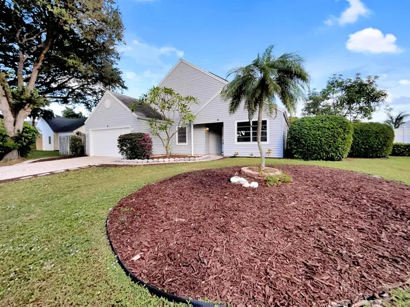 8 Cedar Circle, Boynton Beach, FL 33436