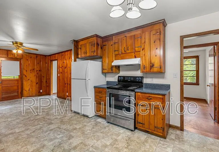 570 Carol Dr — Photo 16