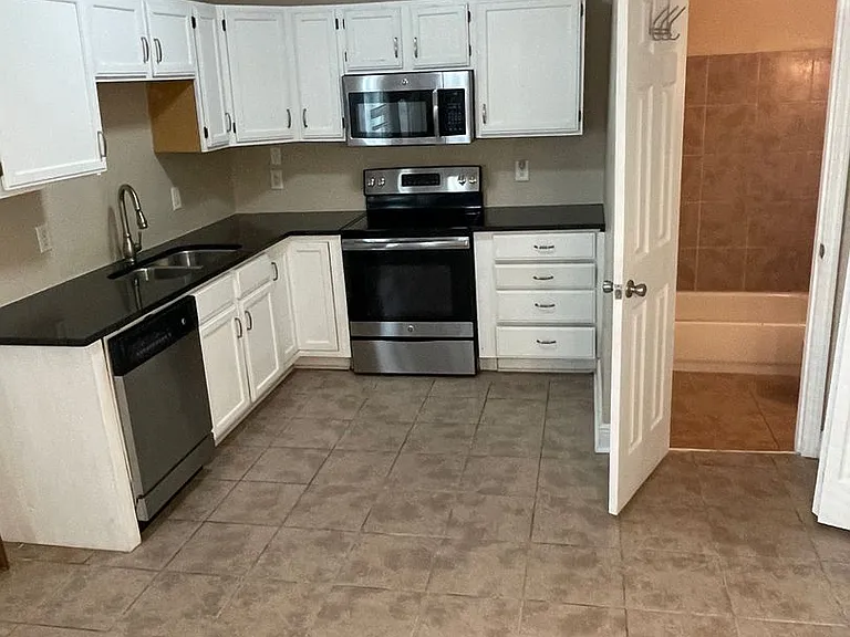 2311 Baronne St #B — Photo 2