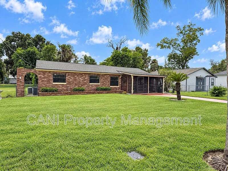 3 bed, 2.0 bath, 2170 sqft, $1,995 — Photo 2
