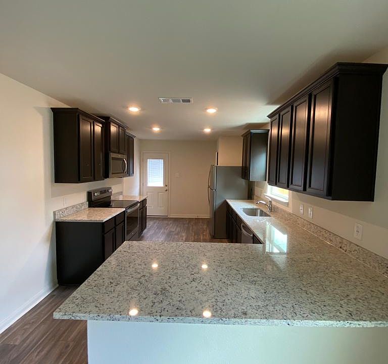 1st image of 621 Riverdale Dr