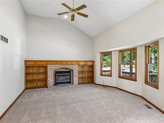 2nd image of 412 SE Hamilton Ct