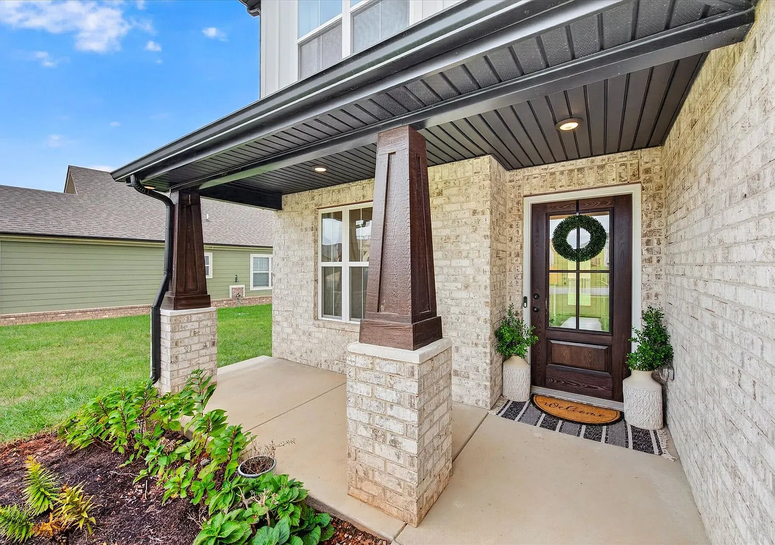 Like New - 3 Bedroom House In The Beautiful Hereford Farms Community! — Photo 2