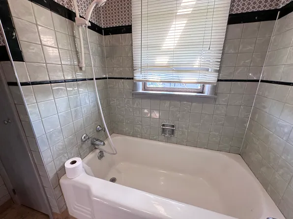1413 Laurel Pl, New Castle, PA 16101