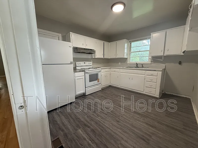 3 bed, 1.0 bath, 900 sqft, $1,800 — Photo 3